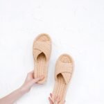 МАЙСТЕР-КЛАС “CRISS CROSS SLIPPERS / ЖІНОЧІ ТАПОЧКИ З ПЕРЕХРЕСНИМ ВЕРХОМ”