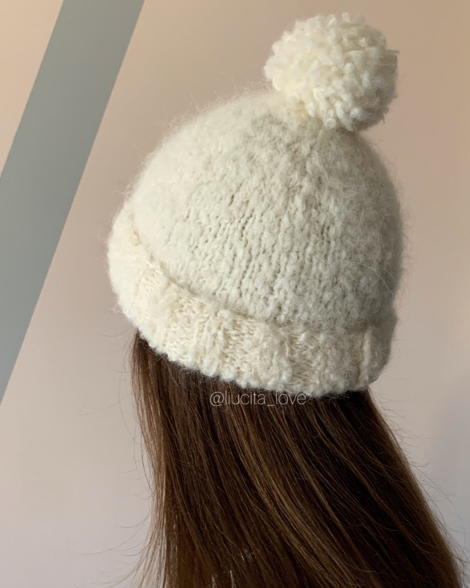 photo-output В’язана шапка-біні «Букле» з помпоном М’яка, тепла й водночас легка – шапка Boucle Beanie створена з італійської пряжі Orsetto Lana Grossa, де поєднано 60% мериносової вовни та 40% superfine альпаки. Такий склад робить її неймовірно приємною до тіла, з ніжною текстурою букле та природним зігрівальним ефектом.