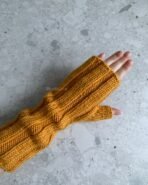 вʼязані спицями гірчичні мітенки в рубчик з подовженим манжетом