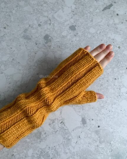 вʼязані спицями гірчичні мітенки в рубчик з подовженим манжетом