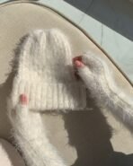 Ніжний та стильний комплект у рубчик – шапка та мітенки, звʼязані вручну з любовʼю та увагою до деталей 🤍 Це готовий сет з однієї пряжі та в єдиному стилі – ідеальне поєднання для холодного сезону та продуманий подарунок для близької людини. Еластичний візерунок у рубчик створює гарну фактуру, добре тримає форму та комфортно адаптується до посадки. Пряжа дарує приємне, натуральне тепло й відчуття затишку з першого дотику. Комплект виглядає лаконічно, стильно й легко поєднується з базовим гардеробом.