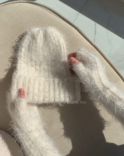 Ніжний та стильний комплект у рубчик – шапка та мітенки, звʼязані вручну з любовʼю та увагою до деталей 🤍 Це готовий сет з однієї пряжі та в єдиному стилі – ідеальне поєднання для холодного сезону та продуманий подарунок для близької людини. Еластичний візерунок у рубчик створює гарну фактуру, добре тримає форму та комфортно адаптується до посадки. Пряжа дарує приємне, натуральне тепло й відчуття затишку з першого дотику. Комплект виглядає лаконічно, стильно й легко поєднується з базовим гардеробом.