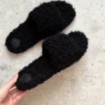 ЧОРНІ ПУХНАСТІ ТАПОЧКИ БУКЛЕ FUR-EFFECT BOUCLE SLIPPERS 40 • ХУТРЯНІ ШЛЬОПАНЦІ ДЛЯ ДОМУ І ДЛЯ ВУЛИЦІ • НАЯВНІСТЬ